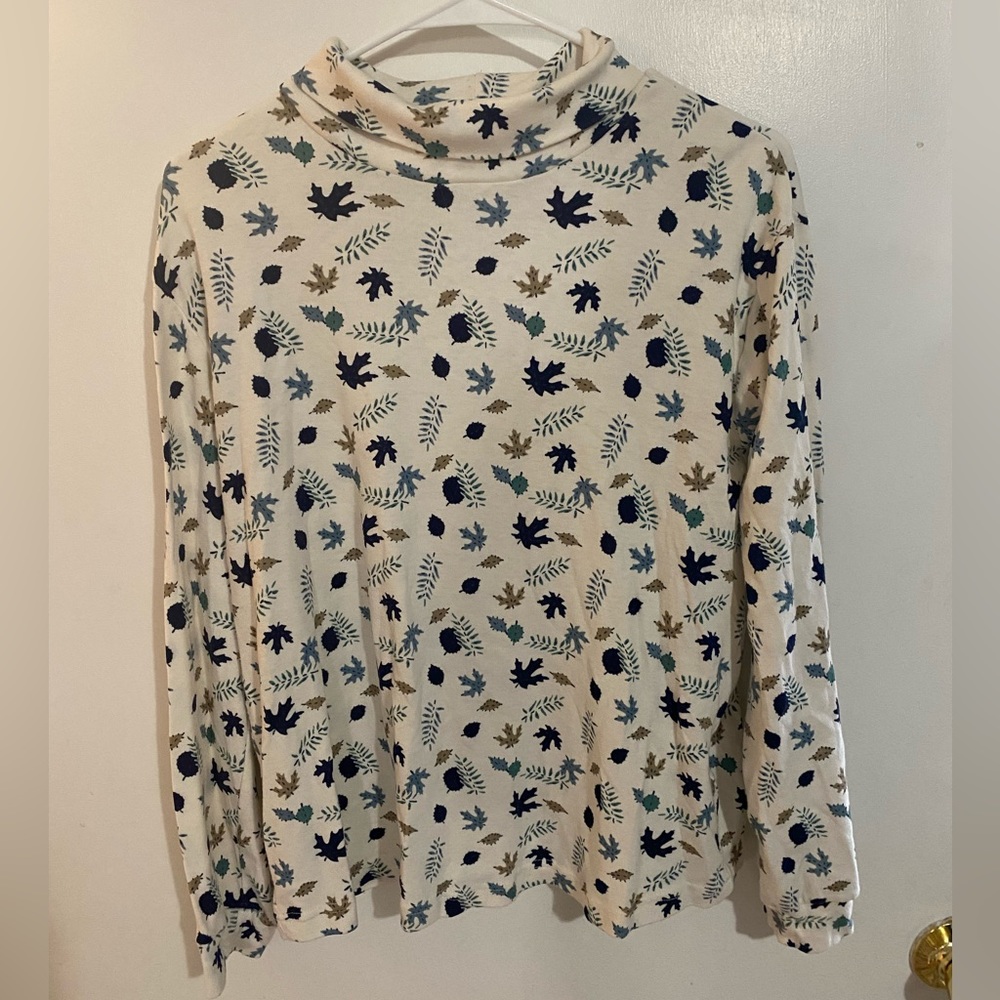 Like new festive sweater with soft turtle neck
